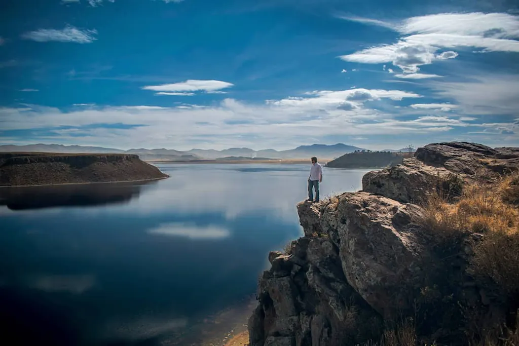 lago-umayo Persona observando lago desde las alturas