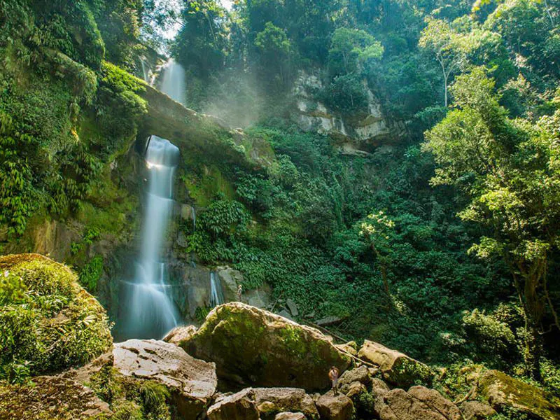Catarata en medio de la selva en uno de los lugares turísticos del Perú