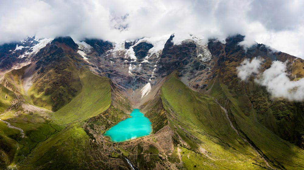 Laguna color turquesa entre medio de las montañas del Perú