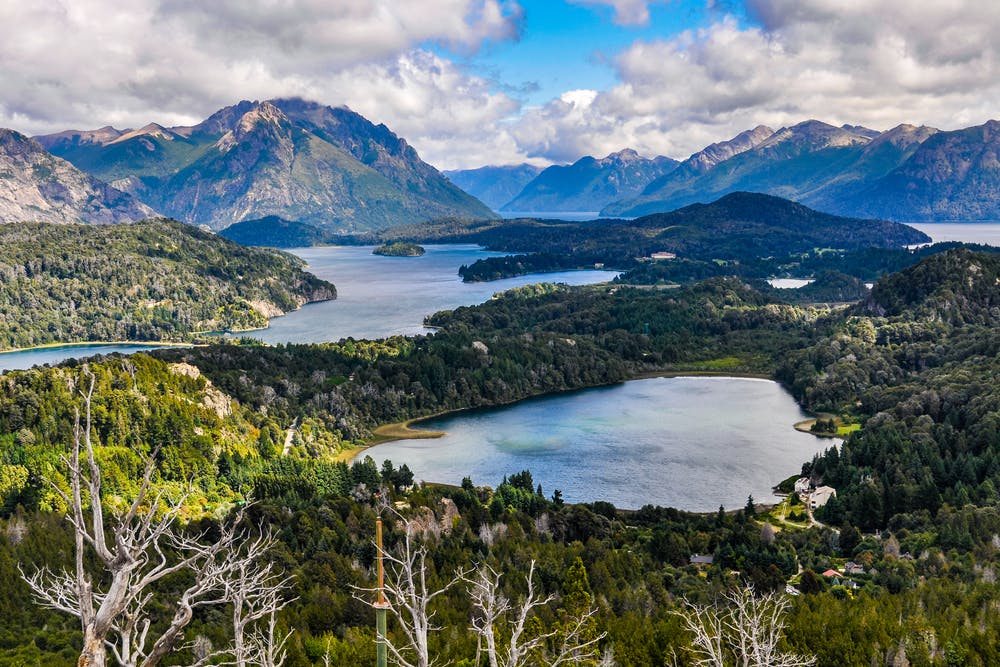 Lagos en medio de montañas y bosque siempreverde