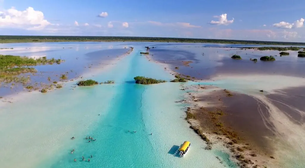 laguna-bacalar Pequeño barco navegando sobre aguas cristalinas en méxico