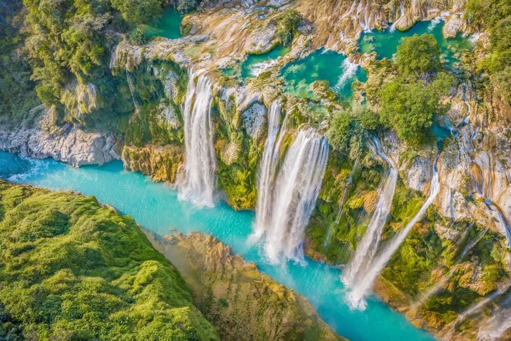 Cascada en medio de vegetación y río turquesa en méxico