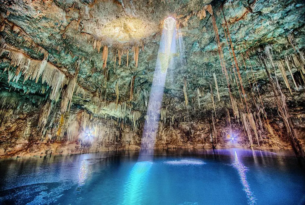 cenote-palomitas Cenote con aguas color turquesa en méxico