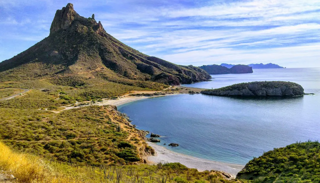 cerro-tetakawi Cerro puntiagudo frente a la playa en méxico