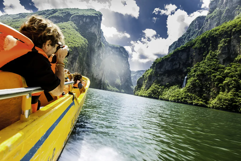 Viajeros en un bote atraviesan un cañón en méxico