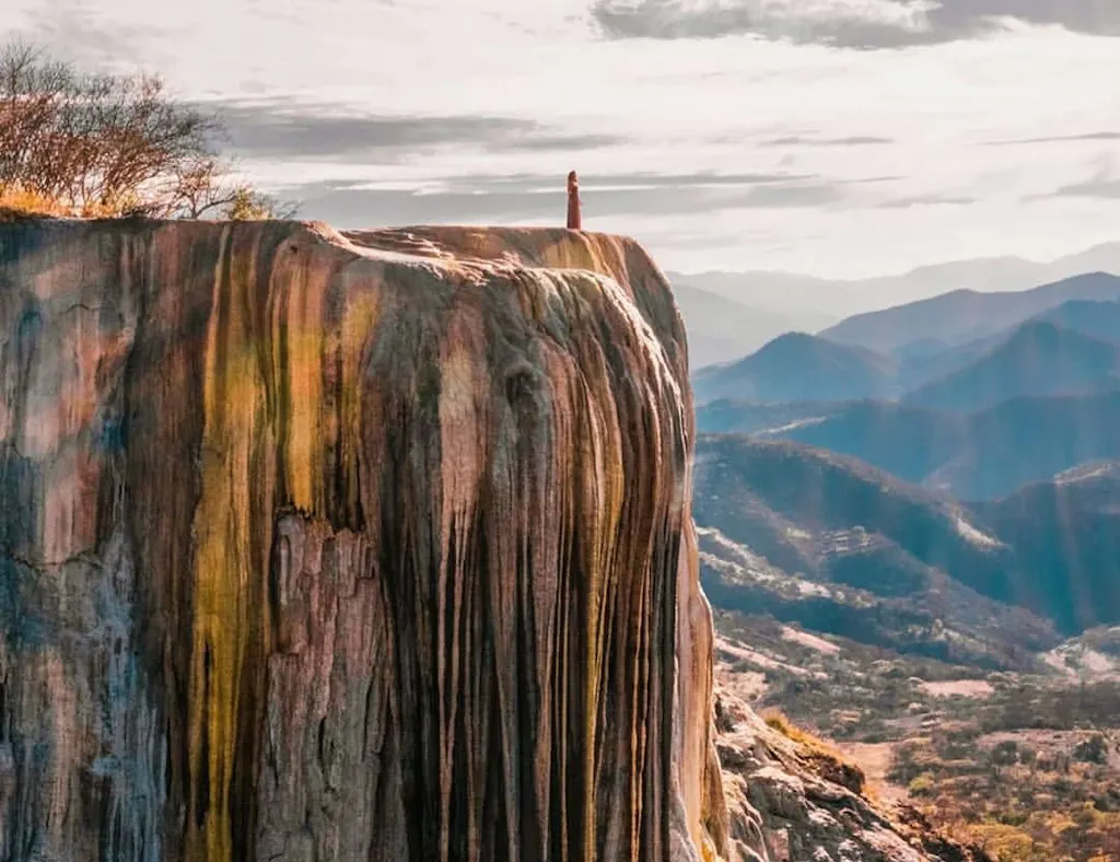 cascada-petrificada Persona observando paisaje desde cascada petrificada