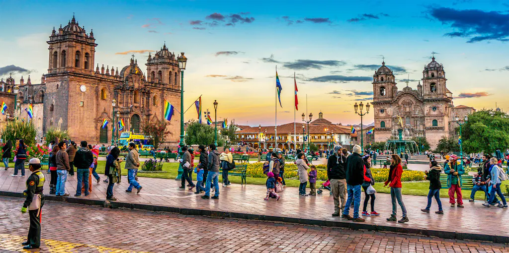 plaza-armas Plaza con mucha gente e iglesias