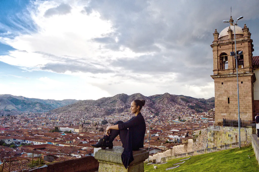 mirador-sancristobal Viajera observando la ciudad de cusco desde las alturas