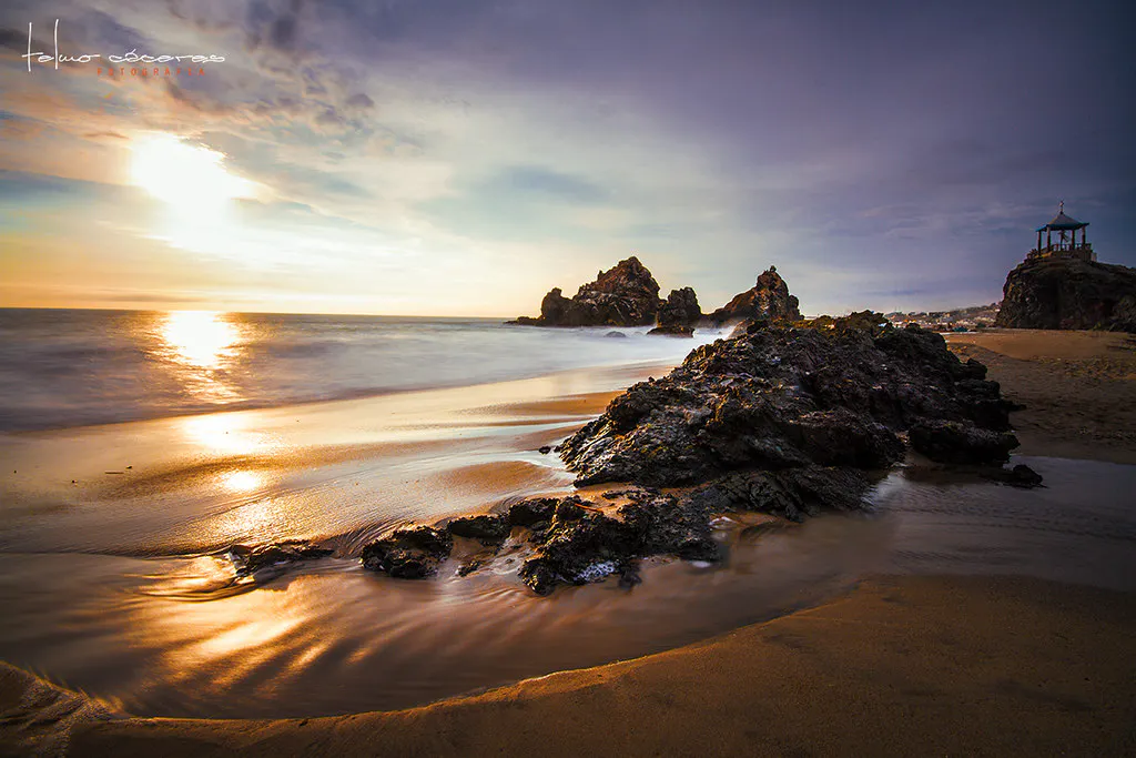 playa-negra Atardecer en ua playa con rocas gigantes