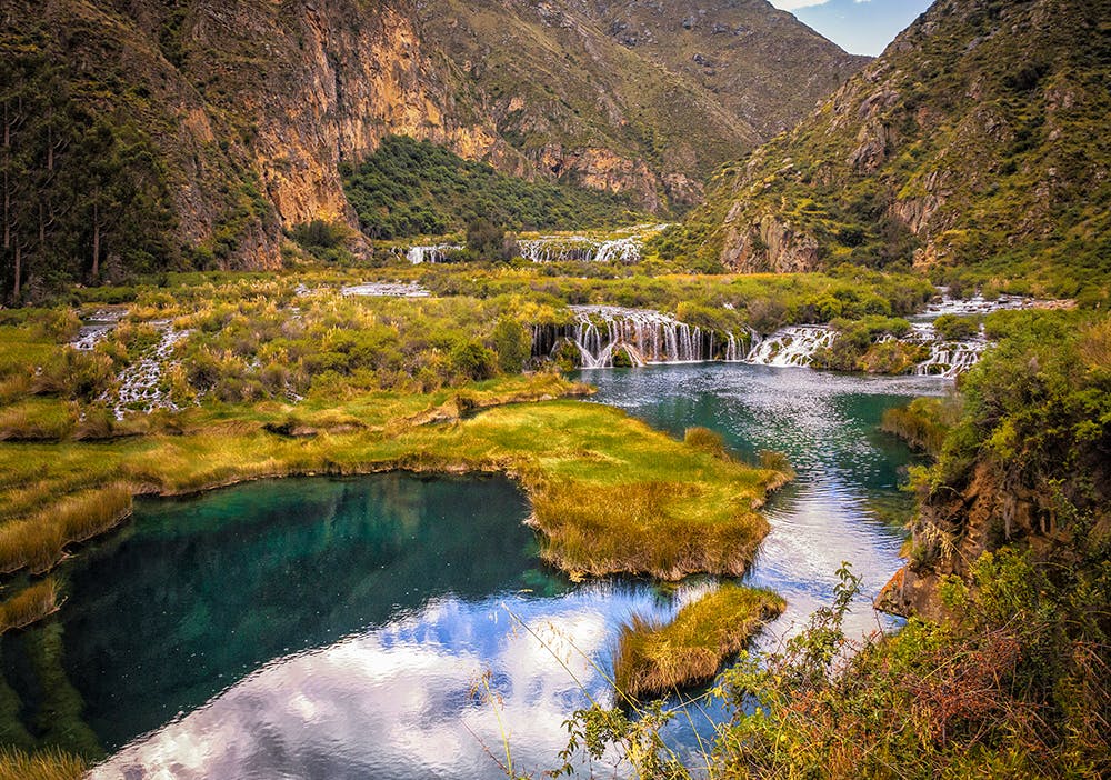 Cascadas en un paisaje pantanoso en Lima