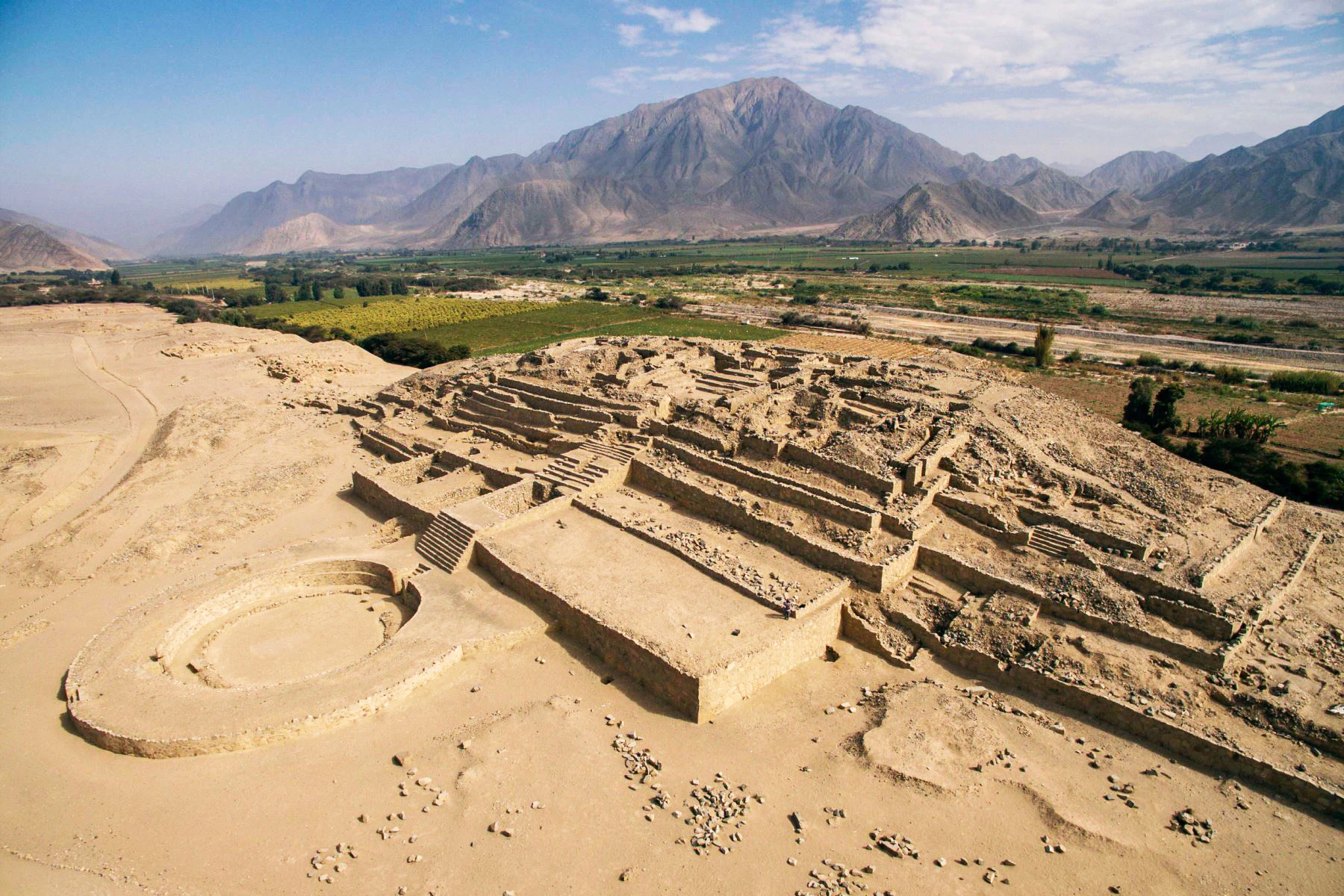 Complejo arqueológico y montañas al fondo en Lima