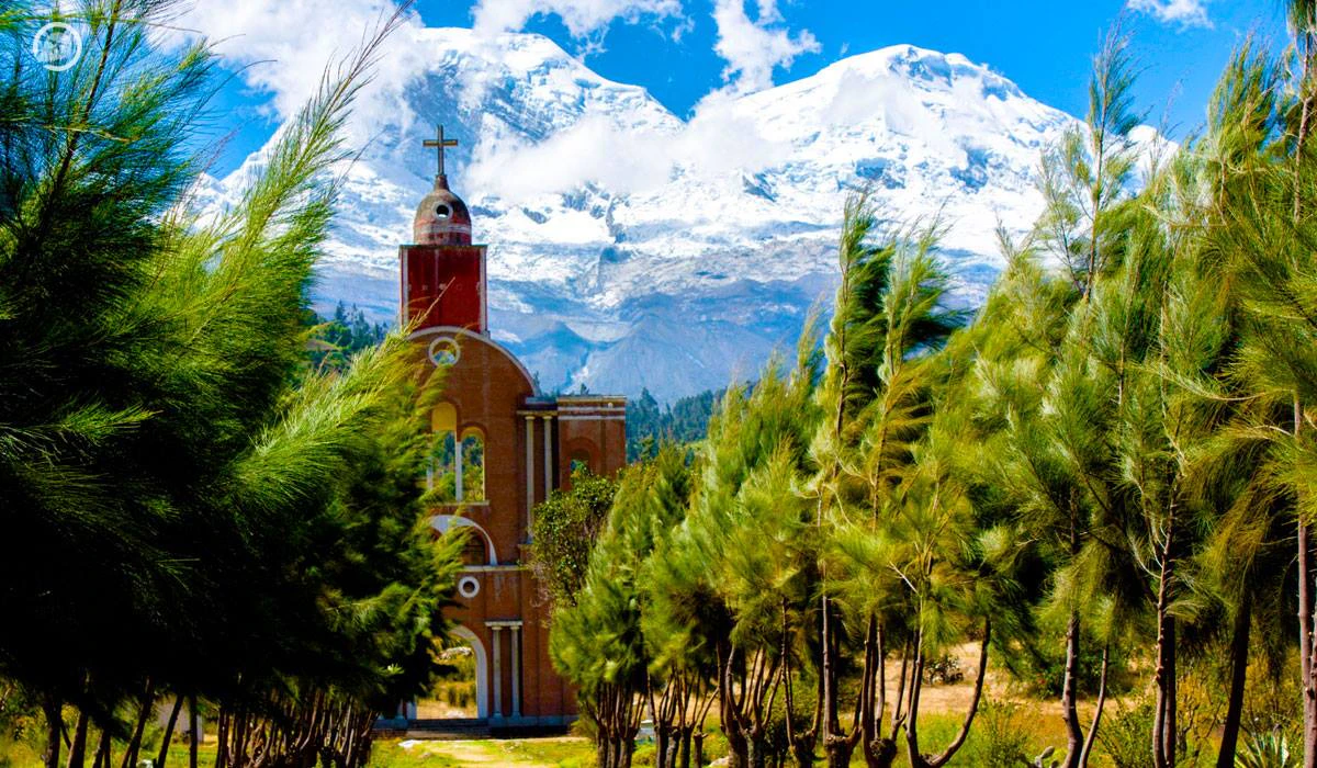 Restos de una catedral enfrente de imponentes montañas en lugares turísticos de Huaraz