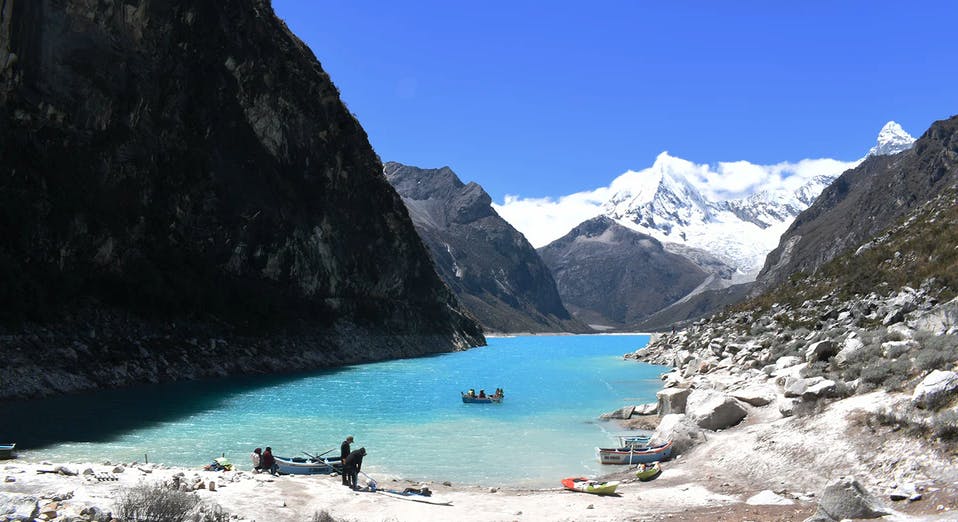 Gran laguna de color turquesa en Huaraz