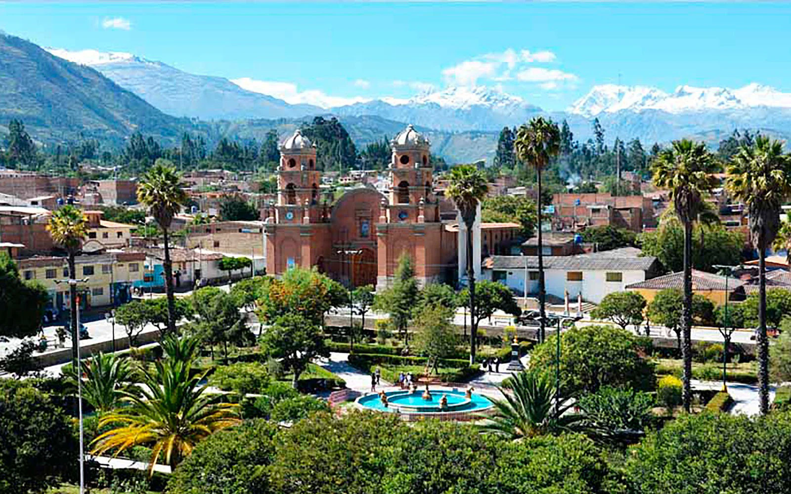 Ciudad colonial y al fondo montañas