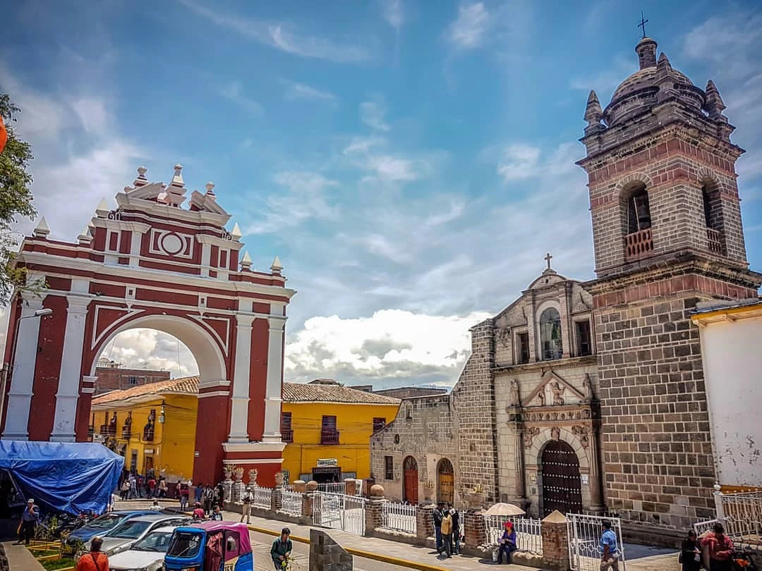 Arco arquitectónico e iglesia en Ayacucho