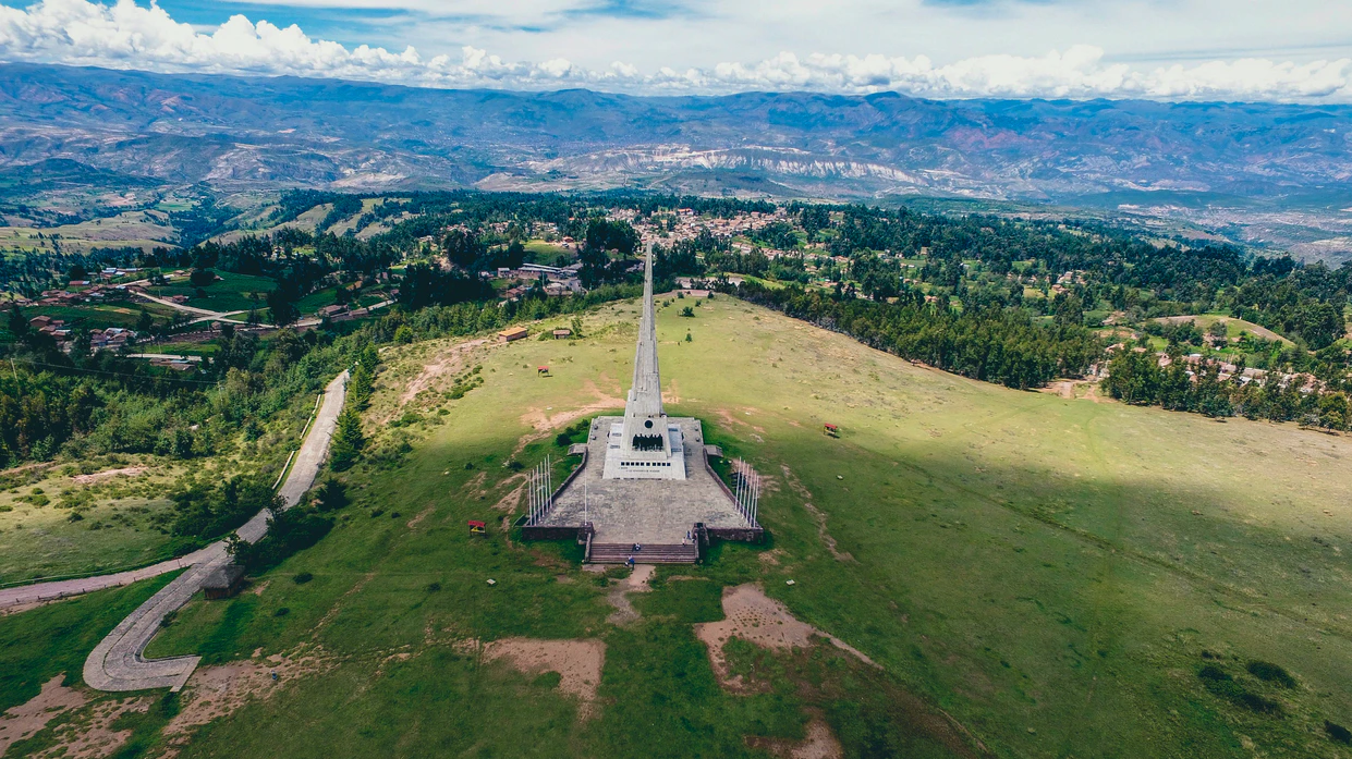 Paisaje amplio y construcción en medio en Ayacucho