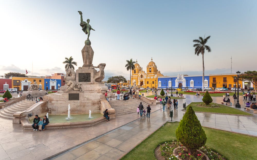 Centro histórico con edificios coloniales y personas