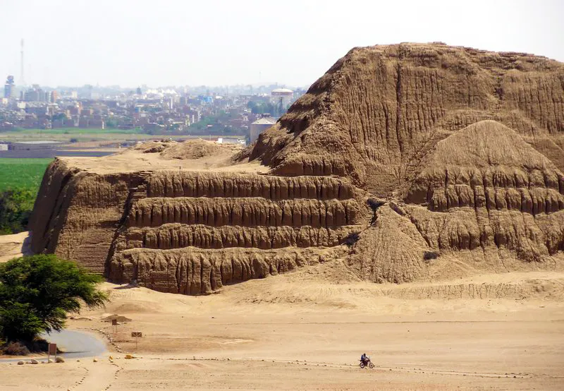 Gigante pirámide de barro en uno de los lugares turísticos de Trujillo 