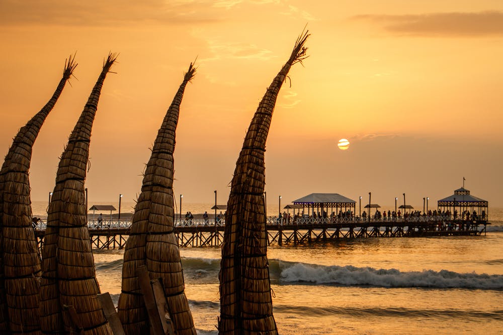 Balneario durante el atardecer con muelle en el medio