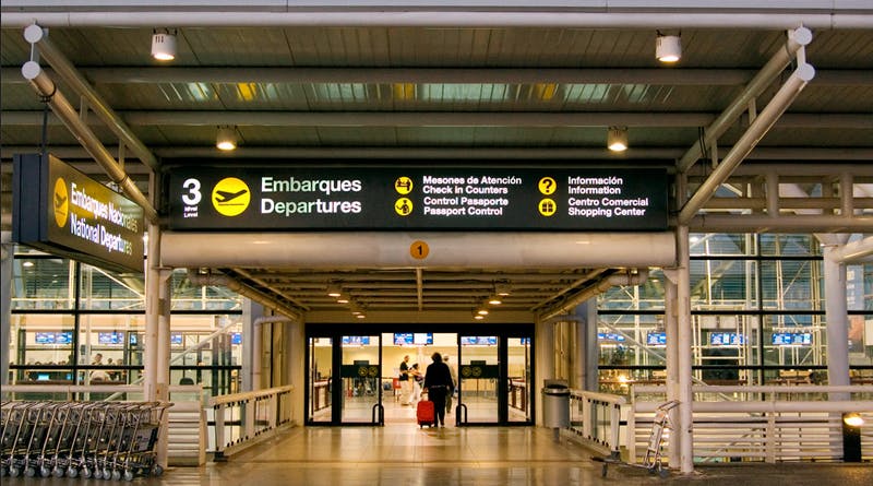 Persona en el aeropuerto internacional de Santiago de Chile