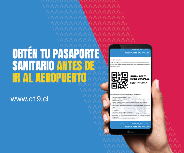 Persona con celular en su mano con pasaporte sanitario