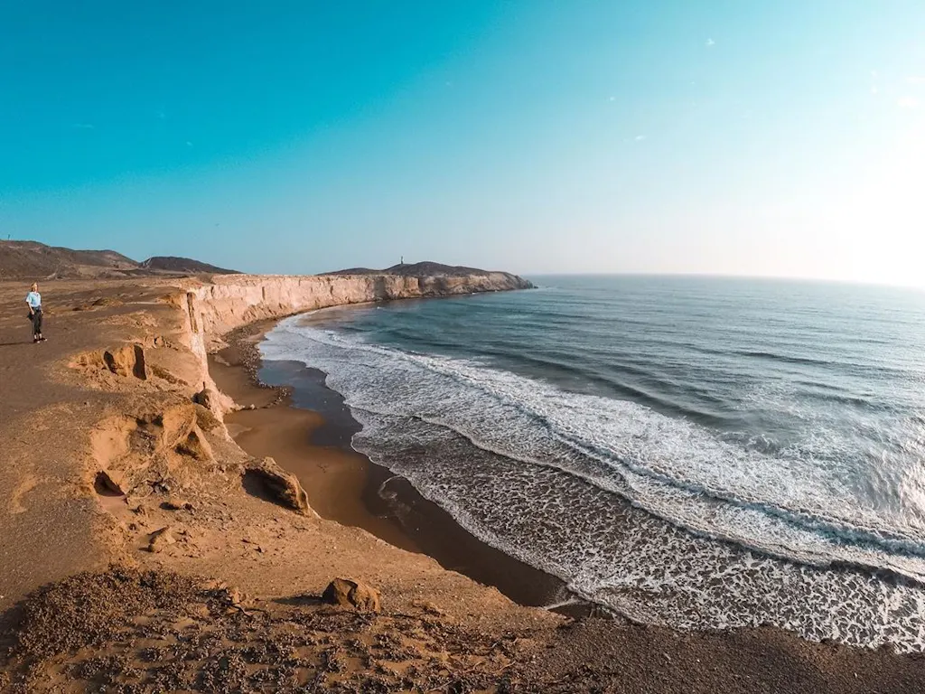 puerto-eten Playa con acantilados en uno de los lugares turísticos de Chiclayo