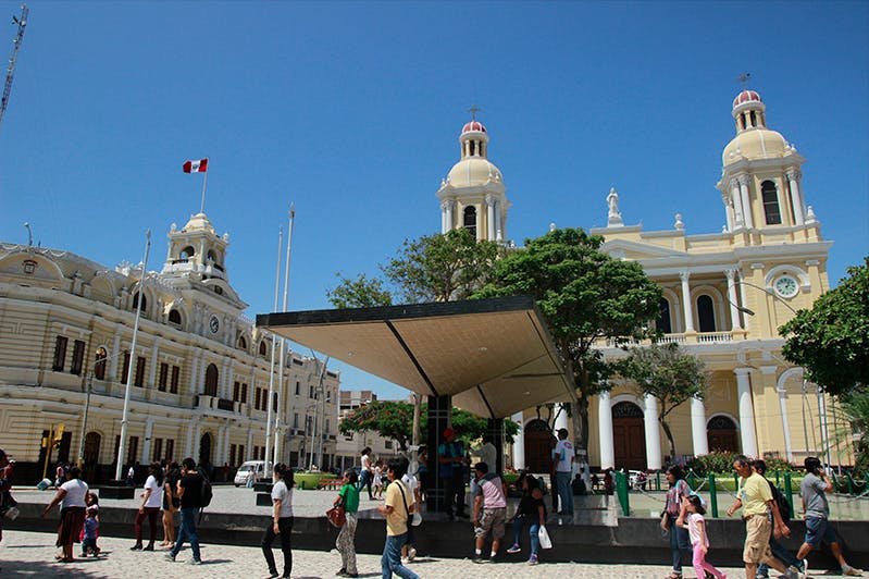 Personas caminando por centro histórico de la ciudad de Chiclayo