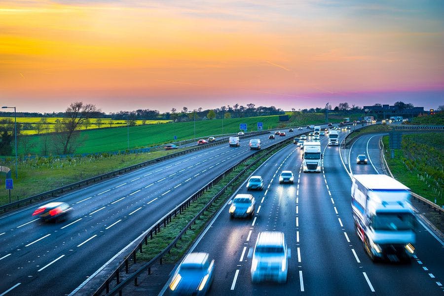 Carretera con varios autos