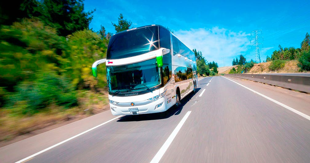 Bus viajando por carretera