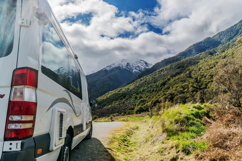 Auto turístico viajando por Chile