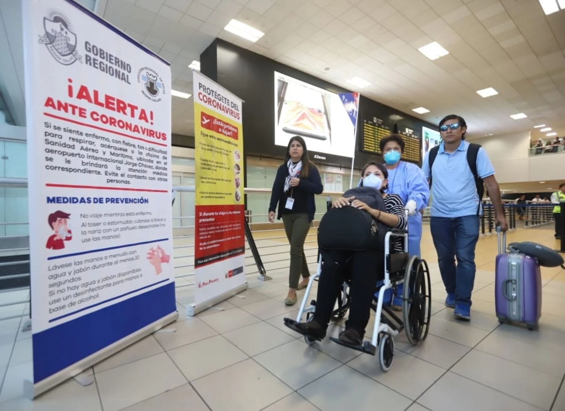 Personas ingresando al aeropuerto de Lima