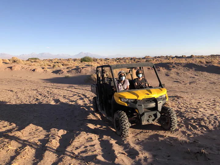 Viajeros en buggy en medio del desierto de atacama