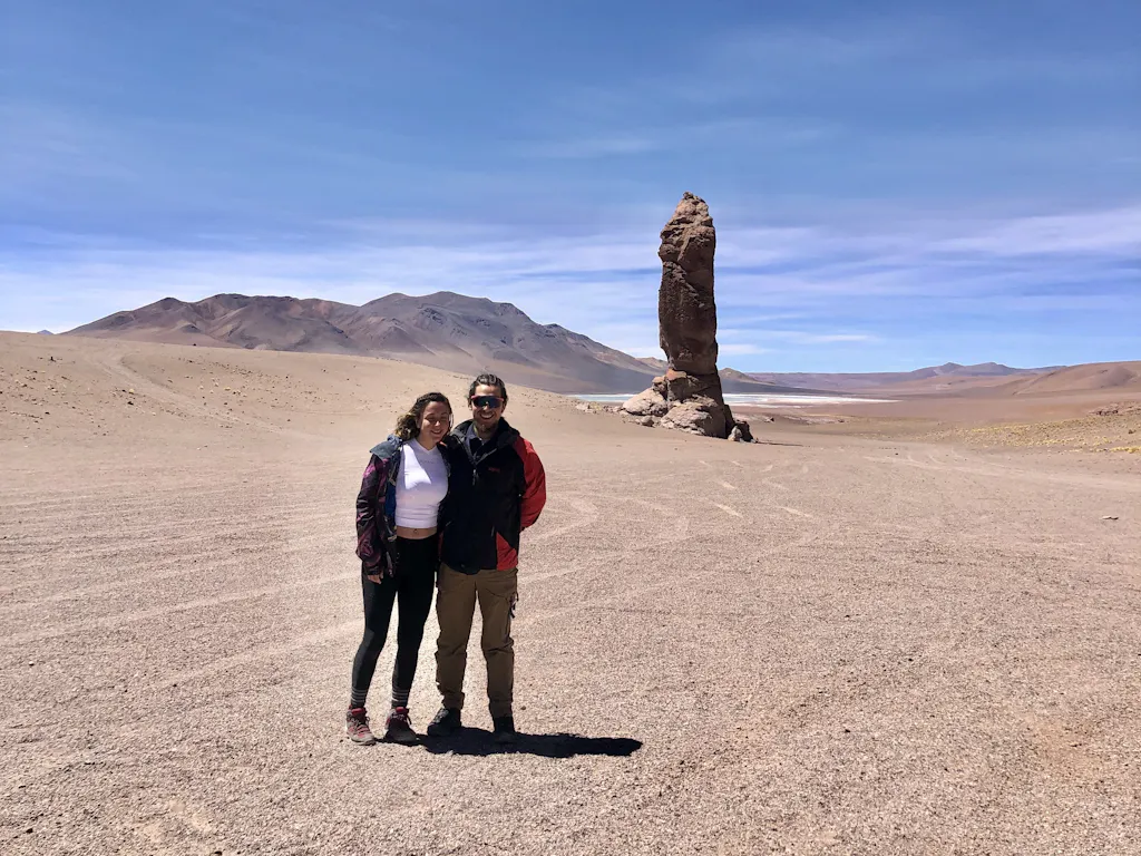 monjes-pacana Pareja de viajeros en medio de desierto en San Pedro