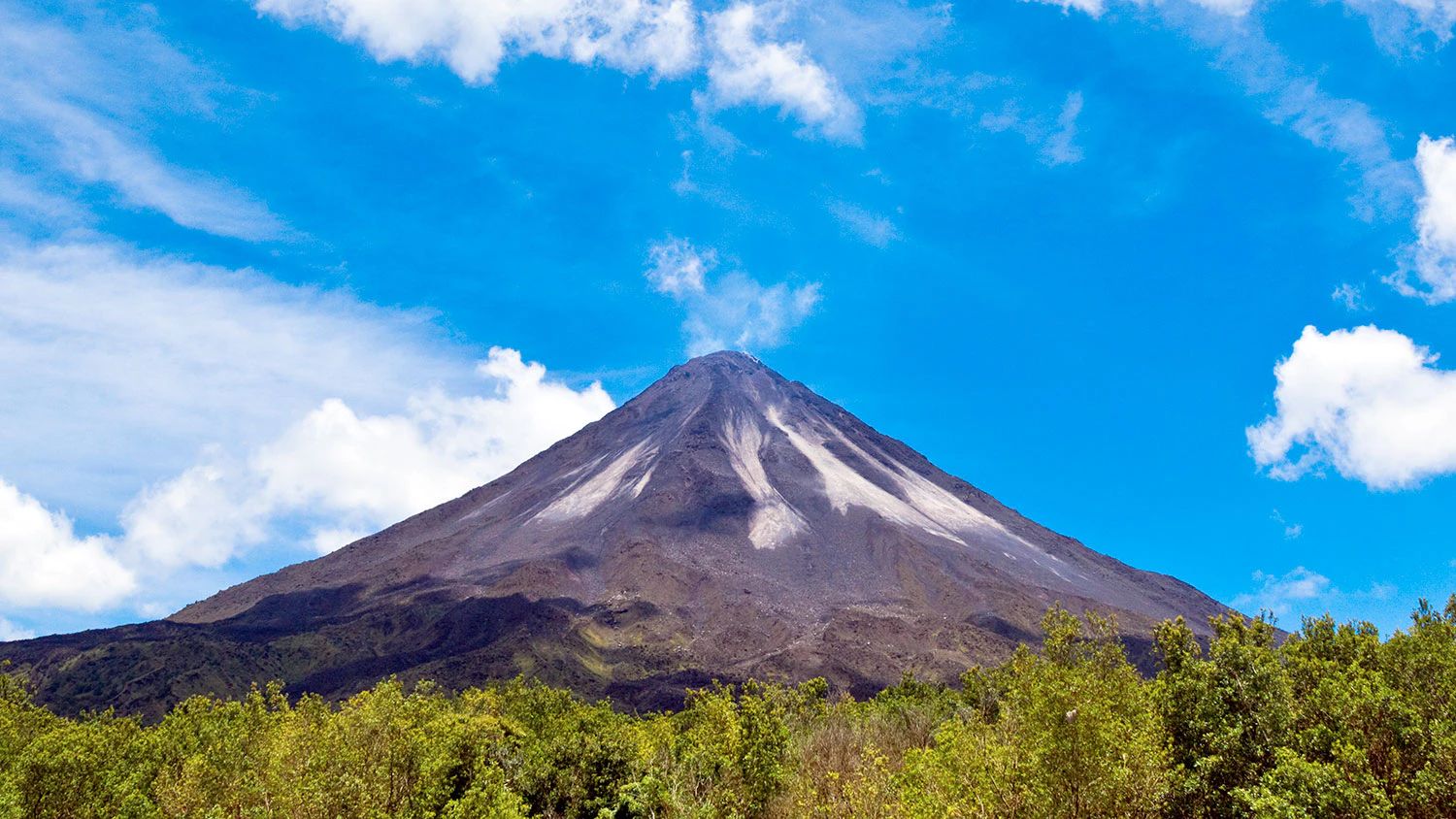 Volcan en medio de la selva en Costa Rica