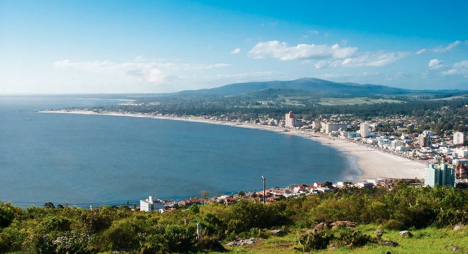 Ciudad frente a la playa en Uruguay