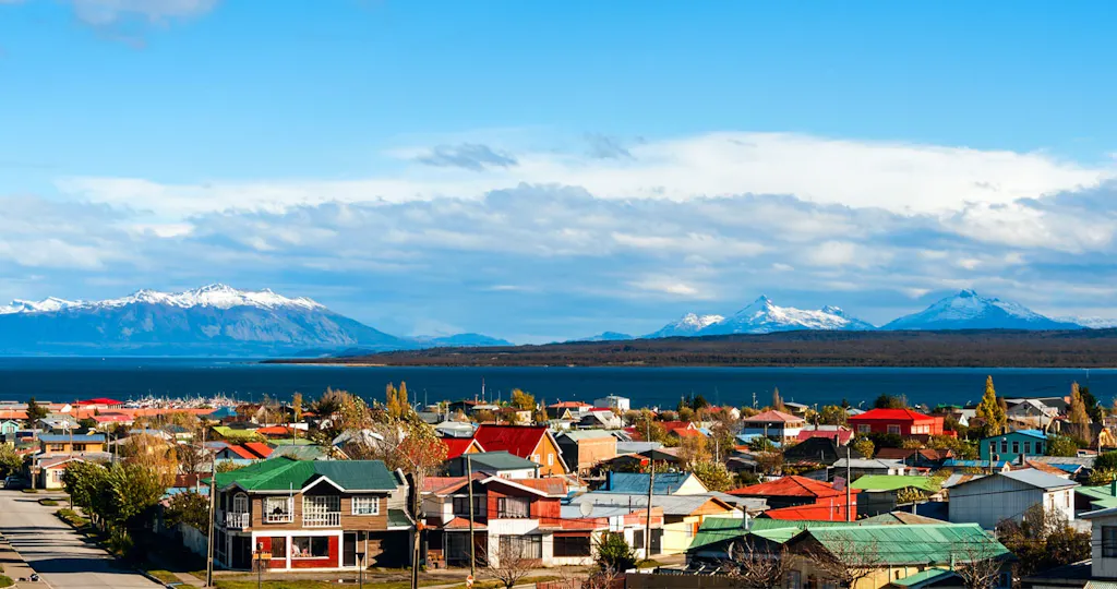 puerto-natales Pequeño pueblo junto al mar y las montañas en patagonia chilena