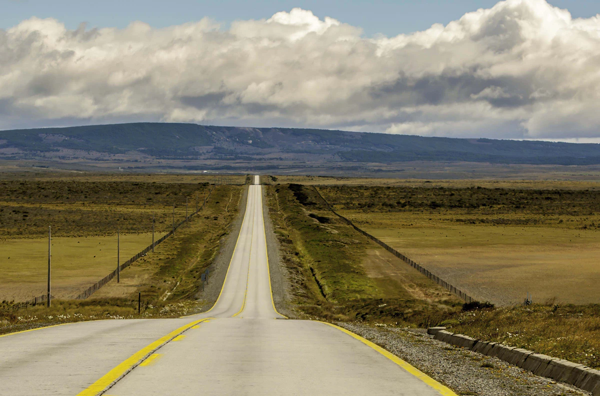 Carretera en medio de la pampa de la patagonia
