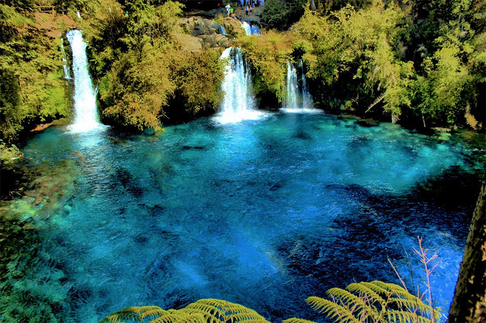 Lago color azul cristalino con cataratas en pucón