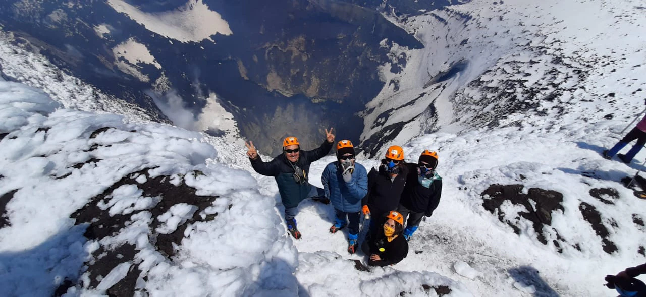 Grupo de viajeros en crater volcan villarrica en pucón
