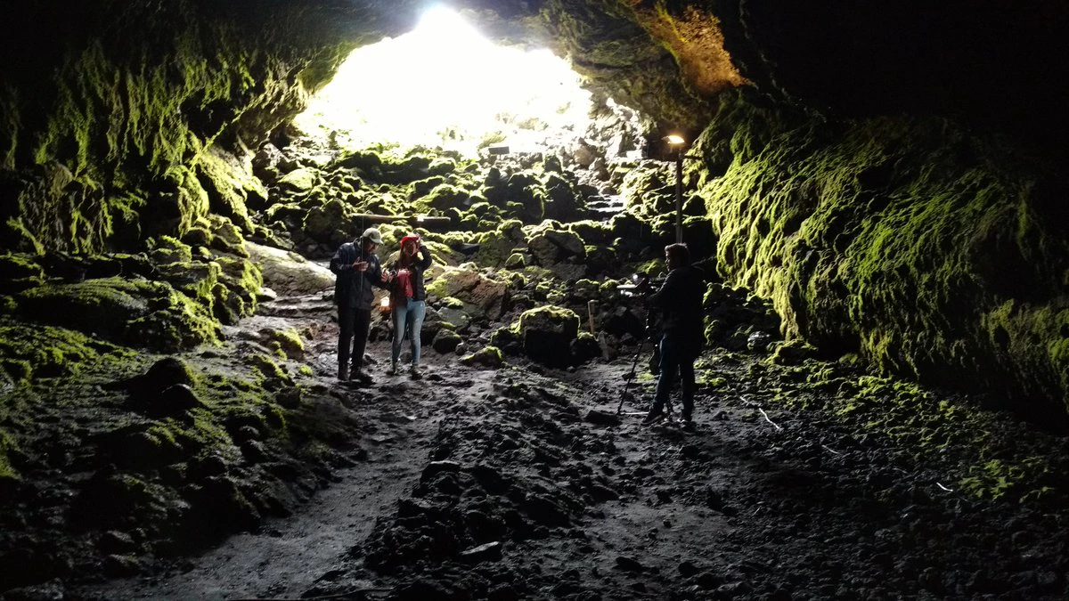 Personas en una cueva dentro de pucon