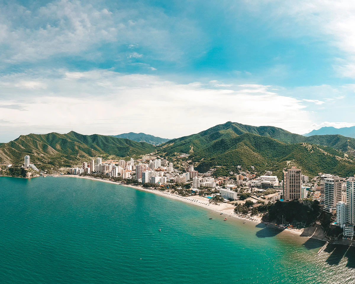 Playa frente a hermosa ciudad y cerros