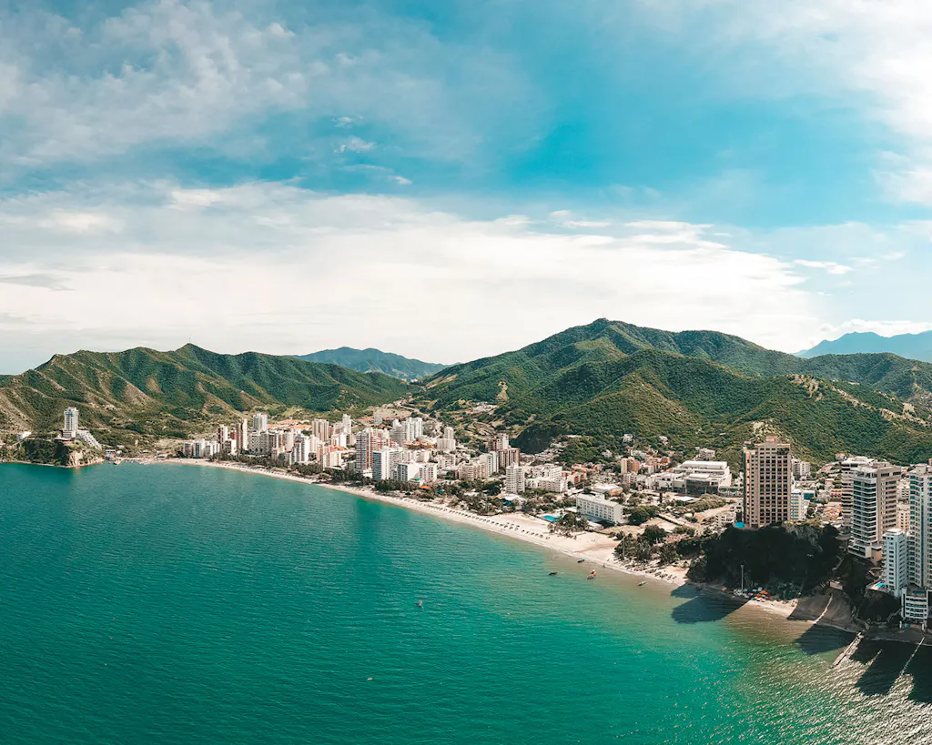 Playa frente a hermosa ciudad y cerros
