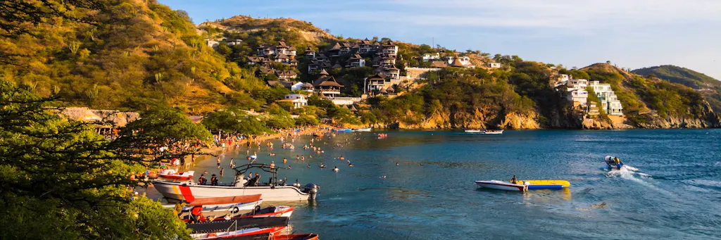 Playa con botes pesqueros al atardecer