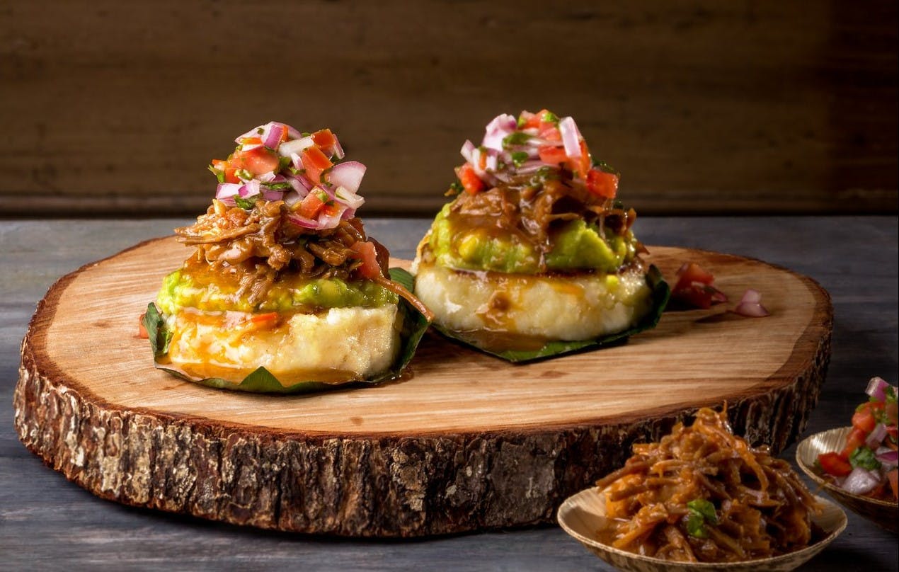 arepas con aguacate y carne