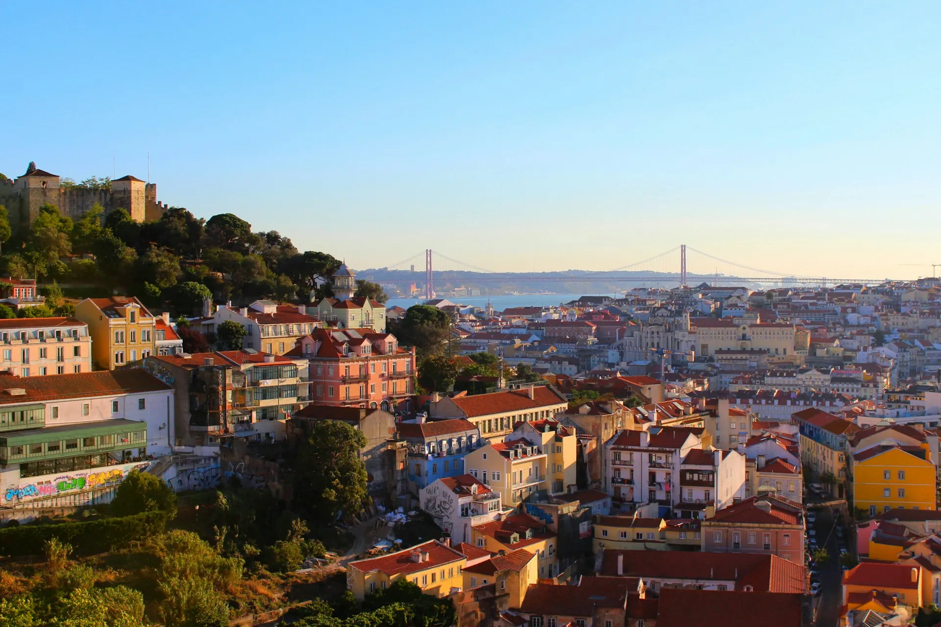 ciudad europea vista desde un cerro en lisboa