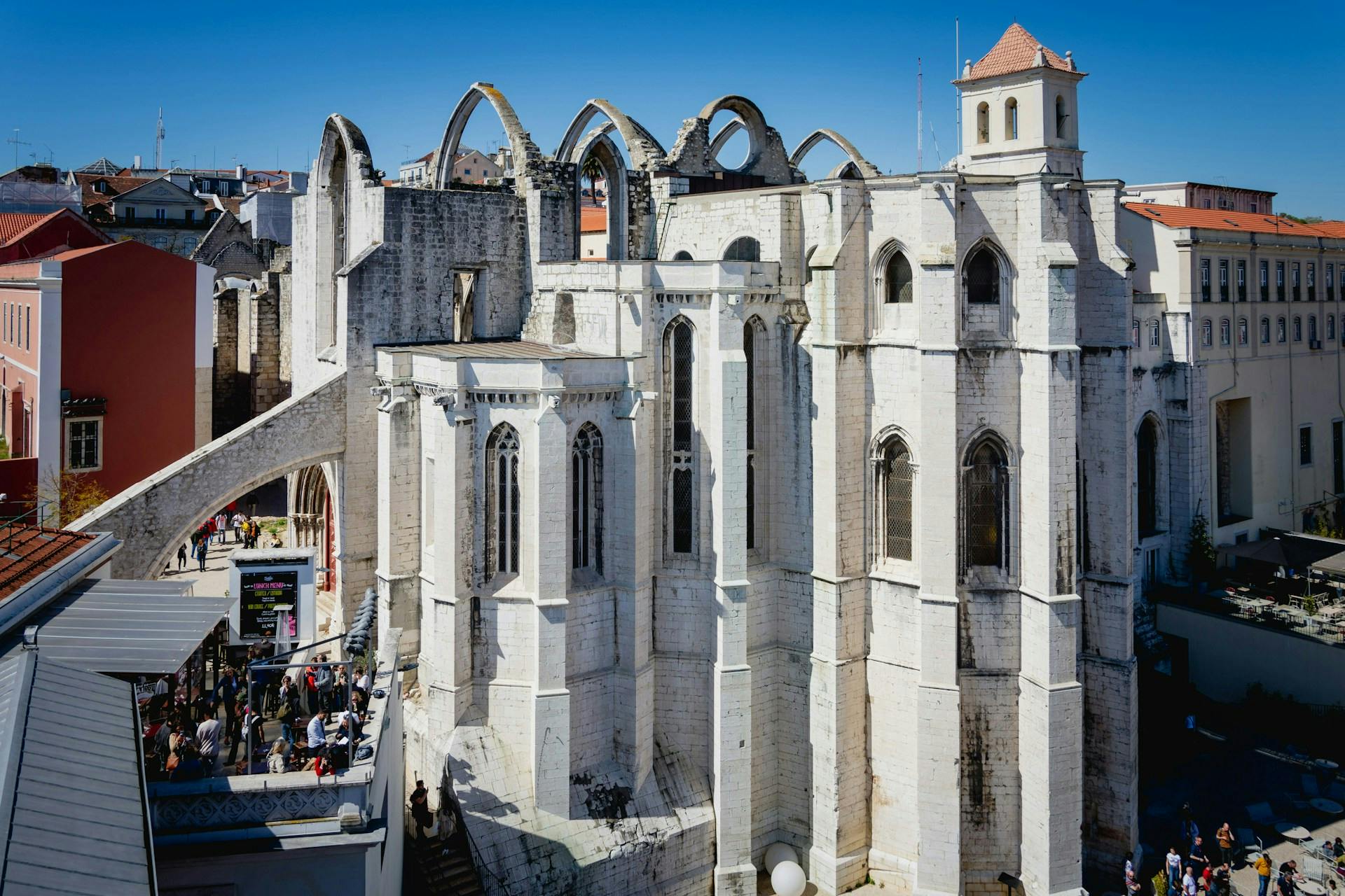 Convento color blanco en Lisboa