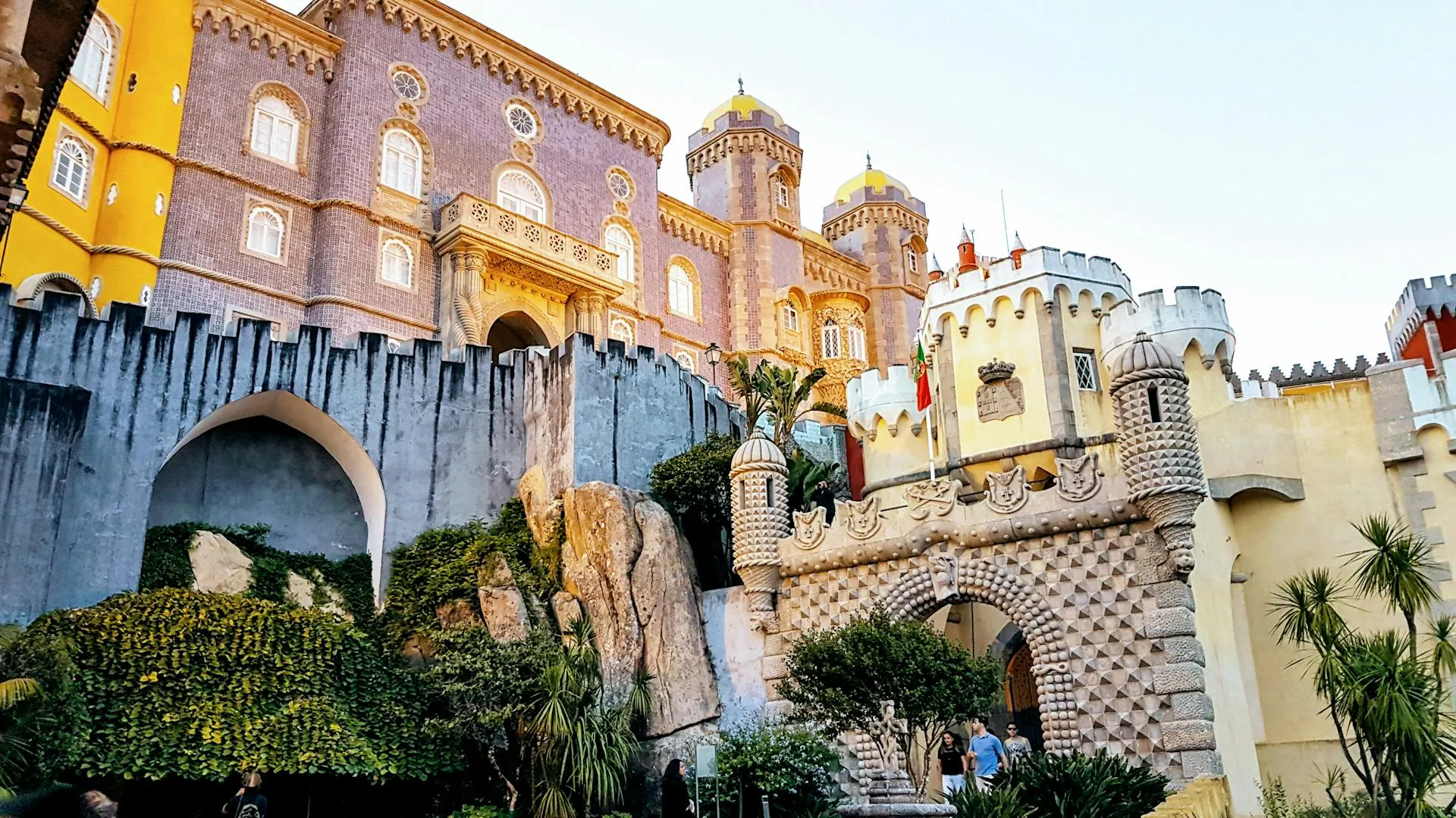 Castillos coloridos de estilo medieval en sintra, cerca de Lisboa