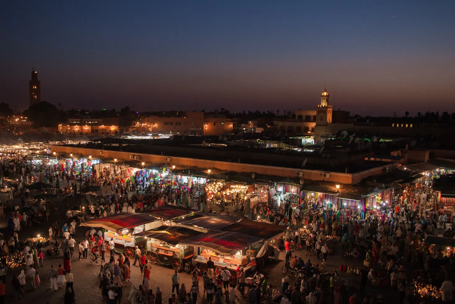 Plaza al anochecer con mucha actividad en Marrakech