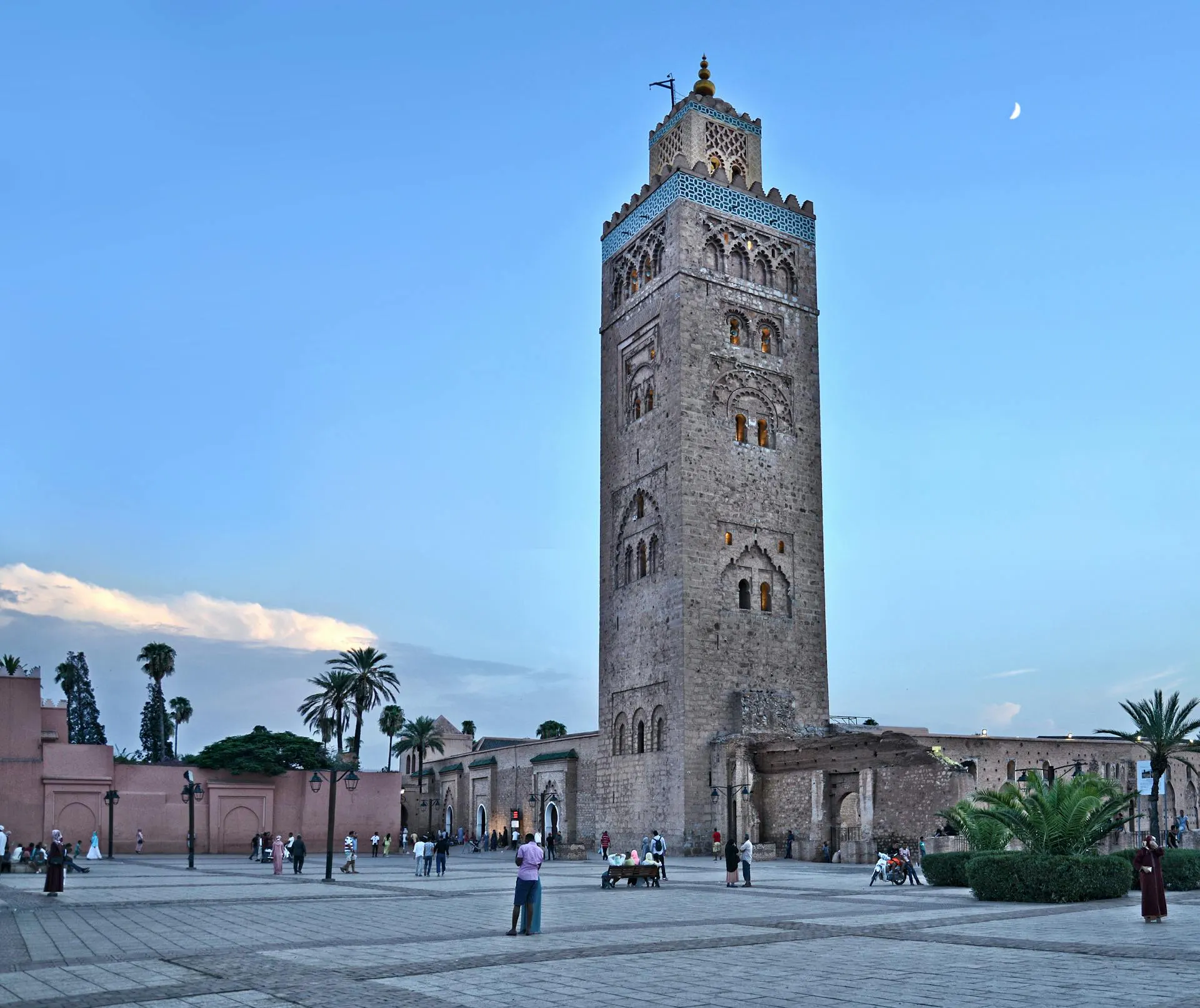 Torre de edificio religioso estilo mesquita en Marrakech