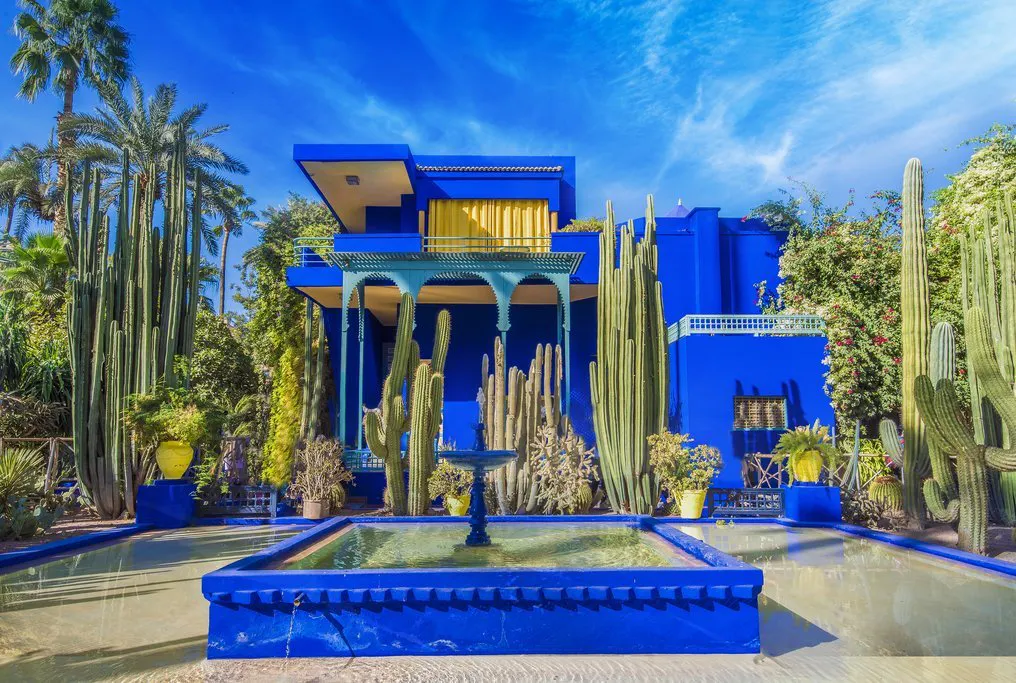 Palacio árabe de color azul y amarillo en la ciudad de Marrakech